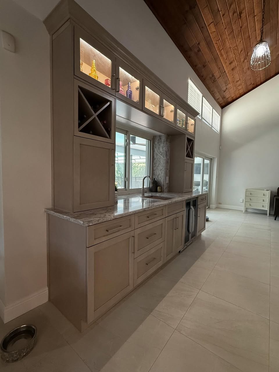 Wet bar with wine storage